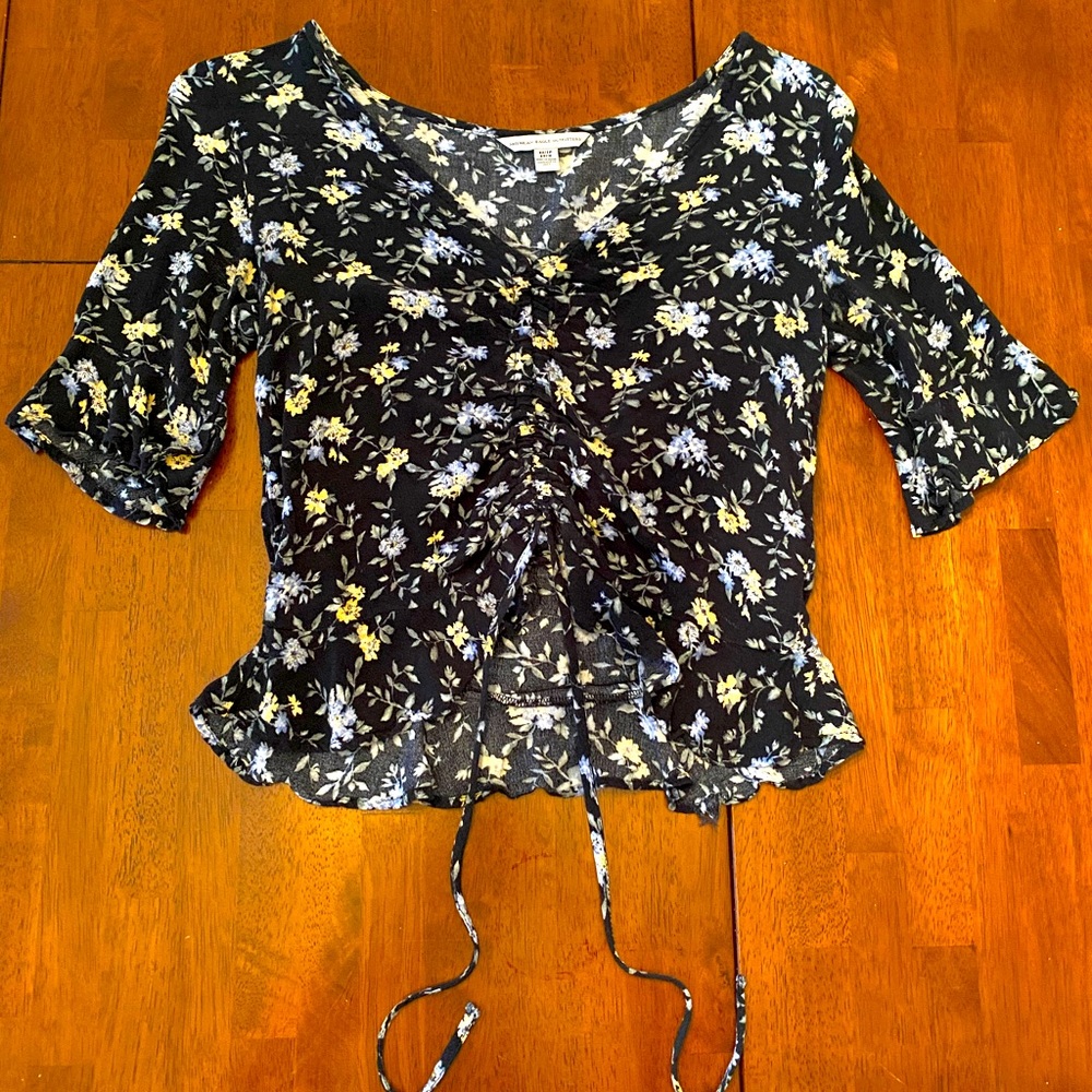 AMERICAN EAGLE floral cropped long sleeve blouse. Size XS.